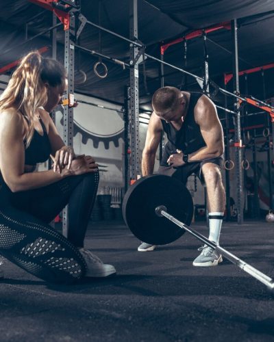 athletic-man-woman-with-dumbbells_155003-11801
